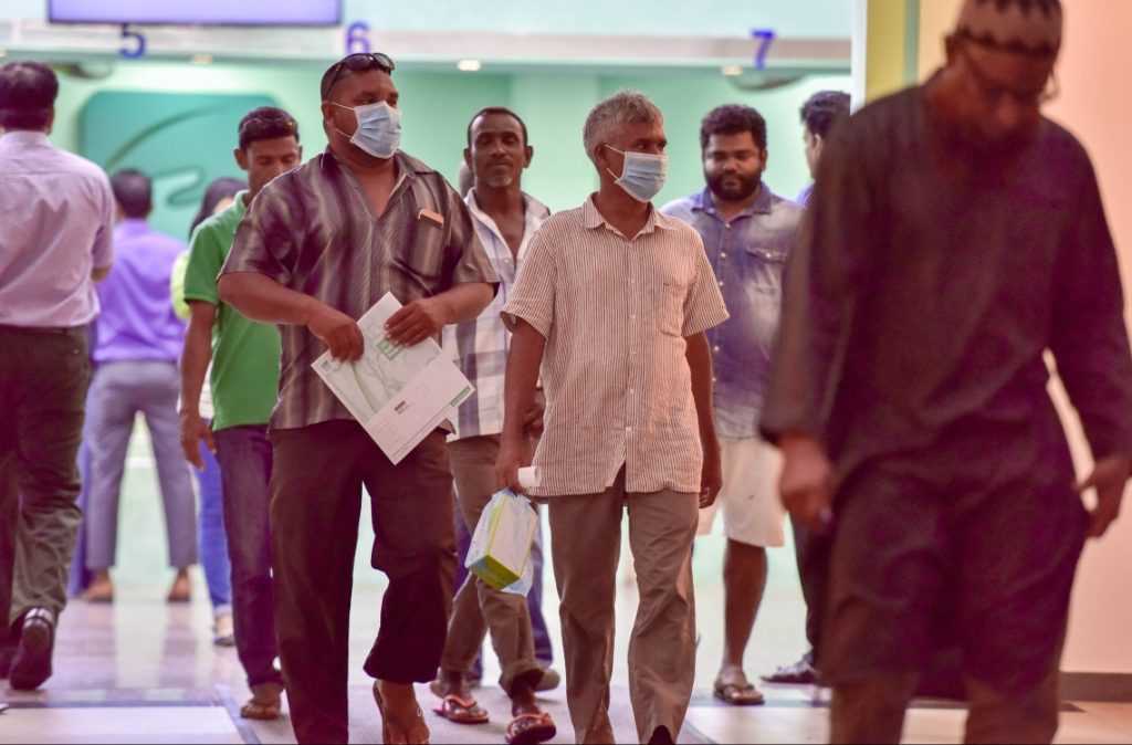 އައިޖީއެމްއެޗުން ހިދުމަތް ހޯދުމަށްފަހު ބަޔަކު ނިކުންނަނީ. ހުން ޖެހޭ މީހުންގެ އަދަދު ބ. އަތޮޅުގައި ވަރަށް ބޮޑަށްވަނީ މަތިވެފައި.-- ފޮޓޯ: ނިޝާން އަލީ/މިހާރު