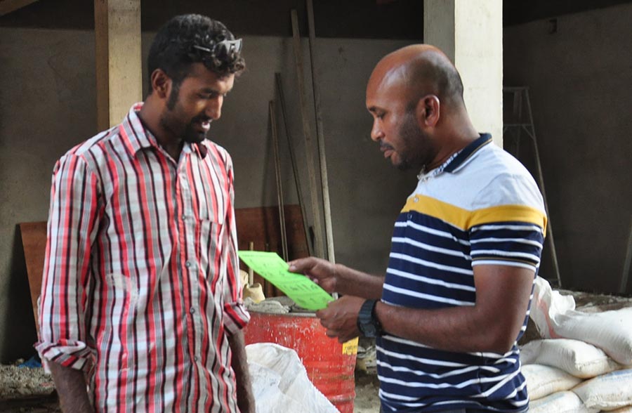 ފޭލިން ބިދޭސީންނަށް އެޗް1އެން1އާ ބެހޭ މައުލުމާތުދެނީ / އީޓީ ފޮޓޯ: ރާއިފް ޔޫސުފް