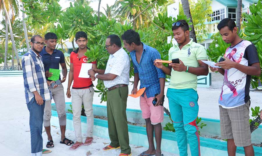 ފޭލިން ބިދޭސީންނަށް އެޗް1އެން1އާ ބެހޭ މައުލުމާތުދެނީ / އީޓީ ފޮޓޯ: ރާއިފް ޔޫސުފް