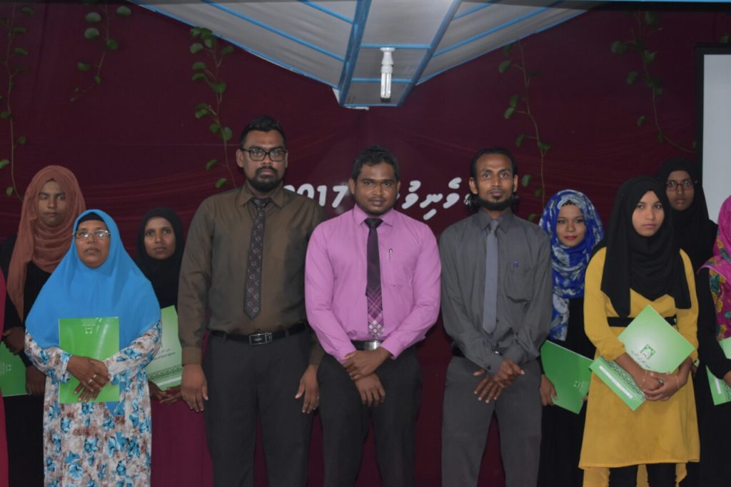 ކިހާދޫގައި ހިންގި ގާރީ ކޯސް ލެވެލް އެކަކުން ގްރެޖުއޭޓްވި ދަރިވަރިން. ފޮޓޯ: ކިހާދޫ ކައުންސިލް