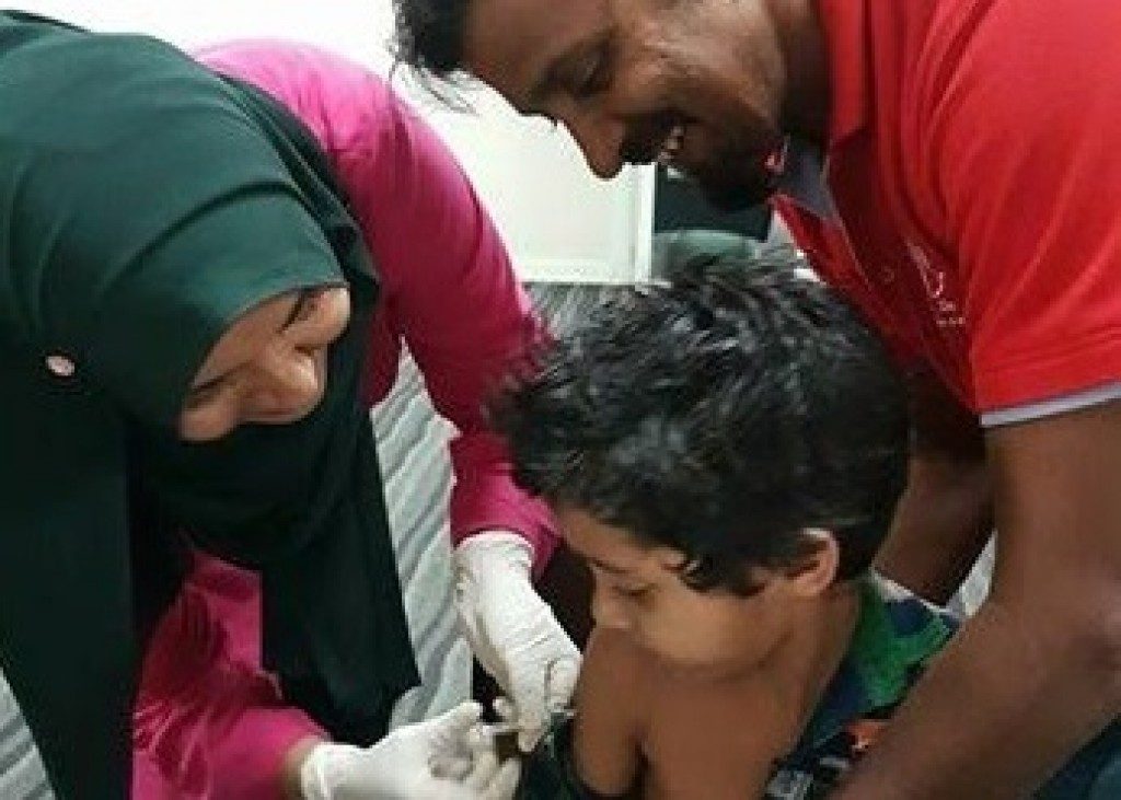 ދިރާގުގެ މުވައްޒަފެއްގެ ދަރިއަކަށް ވެކްސިން ޖަހަނީ.  ކުޑަކުދިންނަށް އިންފްލުއެންޒާ ވެކްސިން ޖެހުން ބ. އަތޮޅު ހޮސްޕިޓަލުގައި މާދަމާ ފަށާނެ
