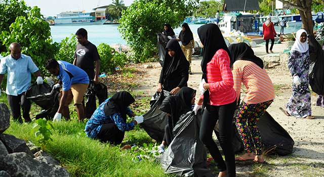 އޭދަފުށި ސާފުކުރުމަށް ކުރިން ހިންގި ހަކަރާތެއްގެ ތެރެއިން. ވަފާ ޖަމިއްޔާއިން މާދަމާ މިރަށް ސާފުކުރުމުގެ ހަރަކާތެއް ފަށާނެ—ފައިލް ފޮޓޯ