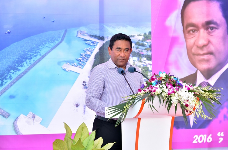 ރައީސް ޔާމީން ޖަލްސާއެއްގައި ވާހަކަދައްކަވަނީ. މިމަހު އެމަނިފާނު ބ. އަތޮޅަށް ވަޑައިގަންނަވާނެ