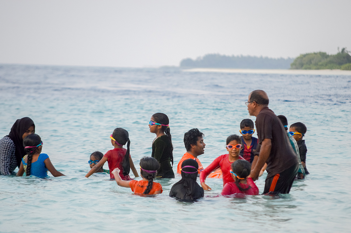 މާޅޮހު ސްކޫލުގެ ދަރިވަރުންނަށް ފަތަން ދަސްކޮށްދިނުމަށް އެ ސްކޫލާއި ސޮނެވާފުށި ގުޅިގެން ކުރިއަށްގެންދާ ޕްތޮގްރާމުގެ ތެރެއިން. ފޮޓޯ: ސޮނެވާފުށި