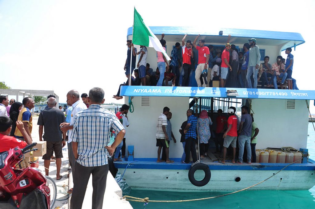 އޭދަފުށީ ޓީމުގެ ސަޕޯޓަރުން އޮޅުވެލިފުއްޓަށް ފުރަނީ. އީޓީ ފޮޓޯ/ރާއިފް