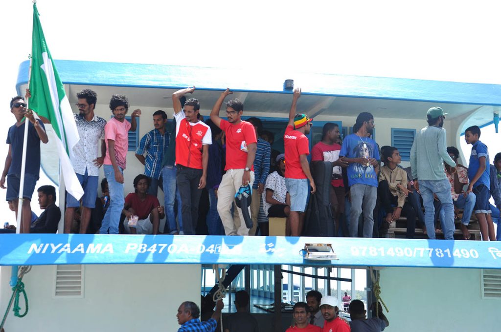 އޭދަފުށީ ޓީމުގެ ސަޕޯޓަރުން އޮޅުވެލިފުއްޓަށް ފުރަނީ. އީޓީ ފޮޓޯ/ރާއިފް