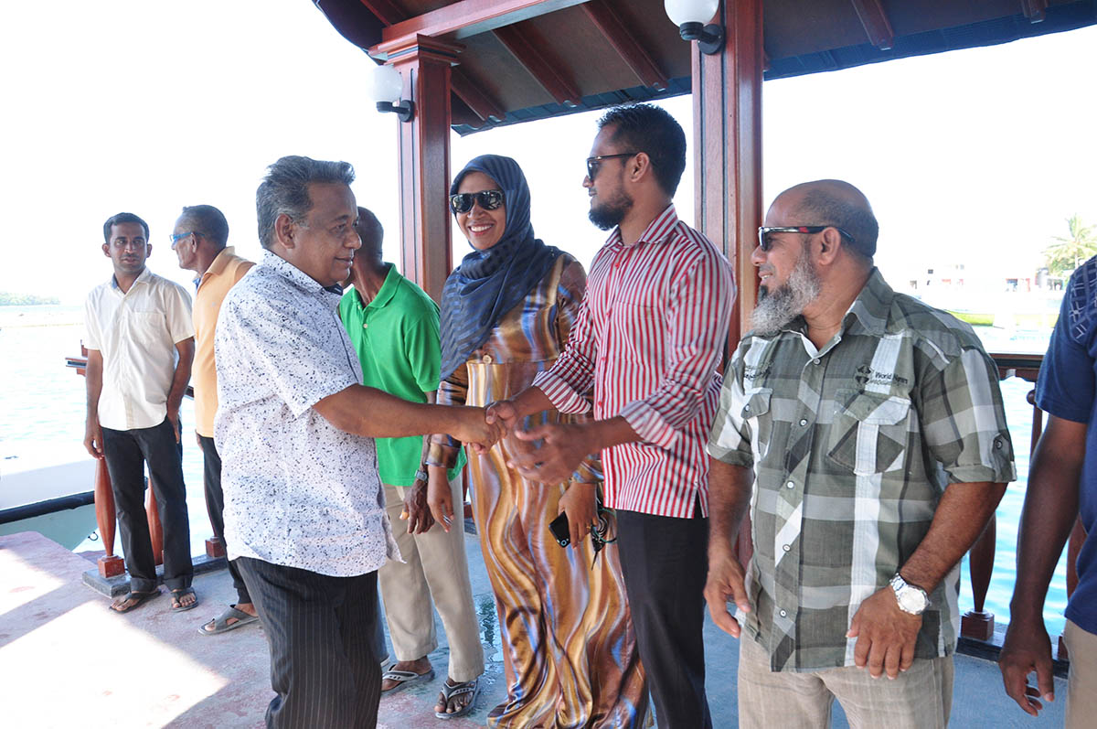 އޭދަފުށި ދާއިރާގެ މެމްބަރ އަހުމަދު ސަލީމް އިއްޔެ ހަވީރު އޭދަފުއްޓަށް ވަޑައިގެން ރަށުގެ ރައްޔިތުންނާ ސަލާމް ކުރައްވަނީ | އީޓީ ފޮޓޯ:ރާއިފް