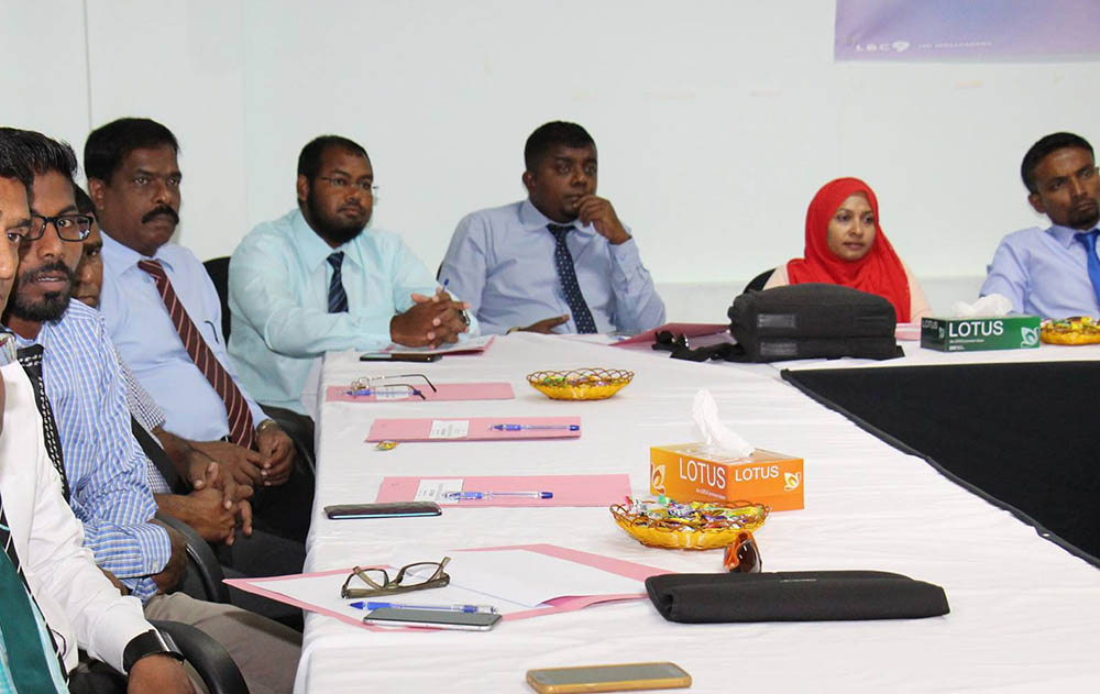 ސްކޫލުތަކުގެ ޕްރިންސިޕަލުންނާއެކު އެޑިޔުކޭޝަން މިނިސްޓްރީން ކުރިއަށްގެންދާ ބައްދަލުވުމުގަިއ ބ. އަތޮޅު ސްކޫލުތަކުގެ ޕްރިންސިޕަލުން. ފޮޓޯ: އެޑިޔުކޭޝަން