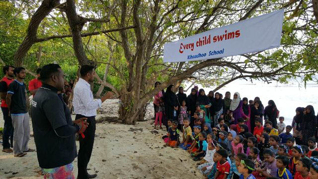 ފުލުހުން ކިހާދޫ ސްކޫލުގެ ދަރިވަރުންނަށް ފަތަން ދަސްކޮށްދެނީ