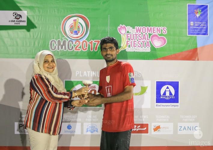 ޔުނައިޓެޑް ބީ.އެމް.އެލާއި އެމް.އޭ.ސީ.އެލް ބައްދަލުކުރި މެޗްގެ މޭން އޮފް ދަ މެޗް ޓްރޮފީ އިޝާން އިބްރާހިމްއަށް ފަސްޓް ލެޑީ ފާތުމަތު އިބްރާހިމް ހަވާލުކޮށްދެނީ | ފޮޓޯ: އިމޭޖަސް.އެމްވީ
