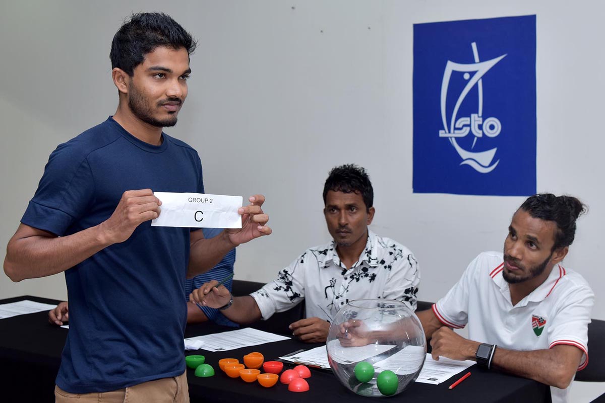 ޗެމްޕިއަން އޭދަފުށީގެ ފުރަތަމަ މެޗު ކުޅުދުއްފުށްޓާއި ދެކޮޅަށް