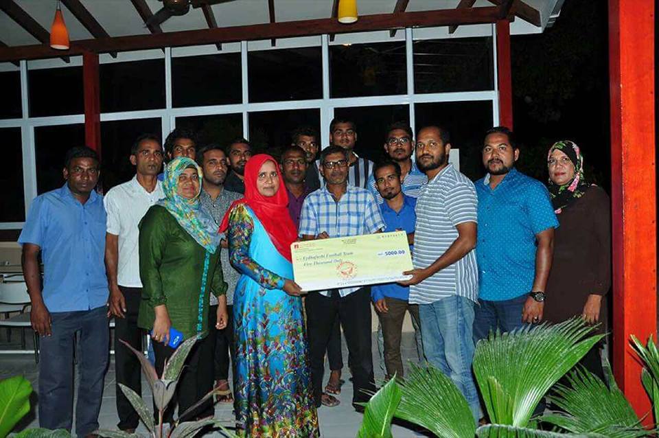 ޓީބީން ފުޓްބޯޅަ ޓީމަށް 5000ރ. ހަދިޔާކޮށްފި