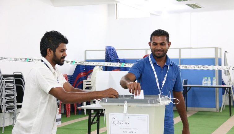 ކަމަދޫ ބައި-އިލެކްޝަންގެ ވޯޓް  ލާން ފަށައިފި