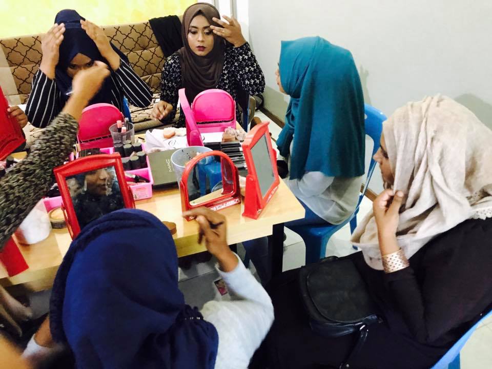 އޭދަފުށީގައި މޭކަޕް އަދި ހިޖާބް ކޯހެއް ފަށަނީ