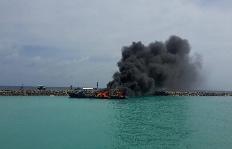 ކެންދޫ ފަޅުގައި އޮތް ތެޔޮ ބޯޓެއްގައި ރޯވެ އަނދައިފި