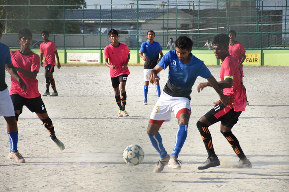 ސްމޯލް މޯލްޑިވްސް އާ އެއްވަރުކޮށް ޑުސިޓް ސެމީއަށް
