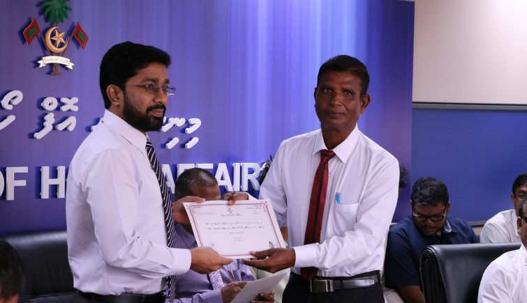 ބ. އަތޮޅުގެ ތިން ކައުންސިލަކަށް ހޯމް މިނިސްޓްރީން މާލީ އެހީ ދީފި