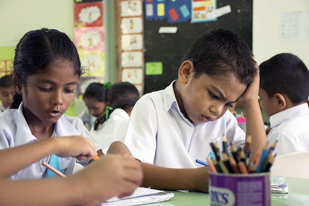 ފޮތް ދަބަހުގެ ބަދަލުގައި އަންނަ އަހަރު ސްކޫލުތަކަށް ގެންދާނީ ޓެބްލެޓް