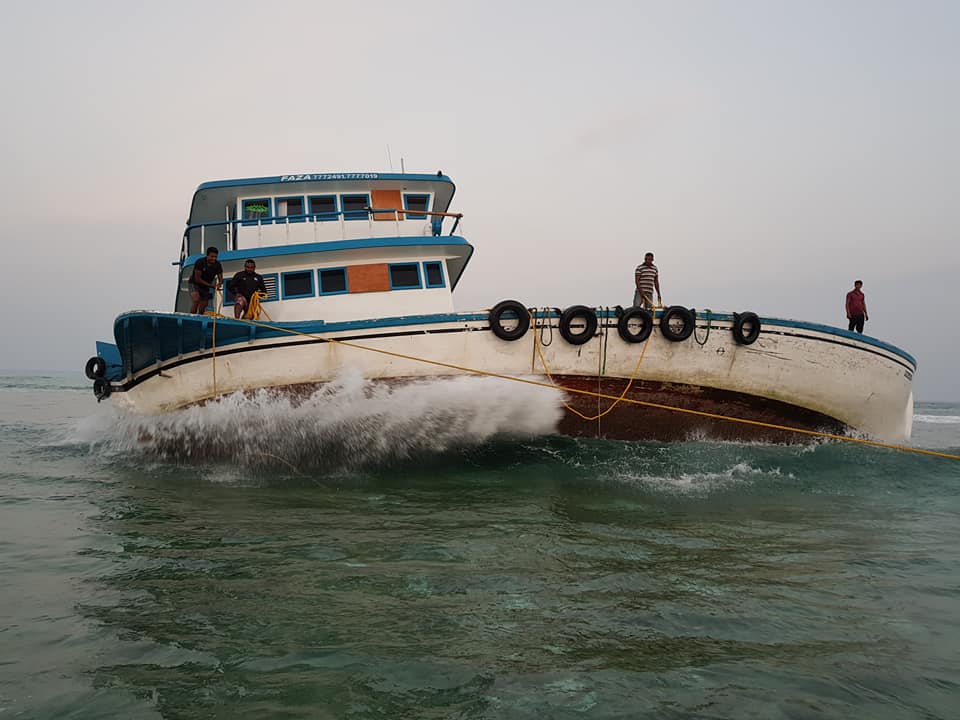 މުދާ އުފުލާ ދޯންޏެއް ނެލިވަރު ފަރުމައްޗަށް އަރައިފި