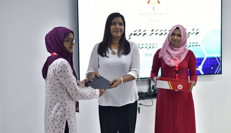 ޓީޗަރުންނަށް ޓެބްލެޓް ދޫކުރަން ފަށައިފި