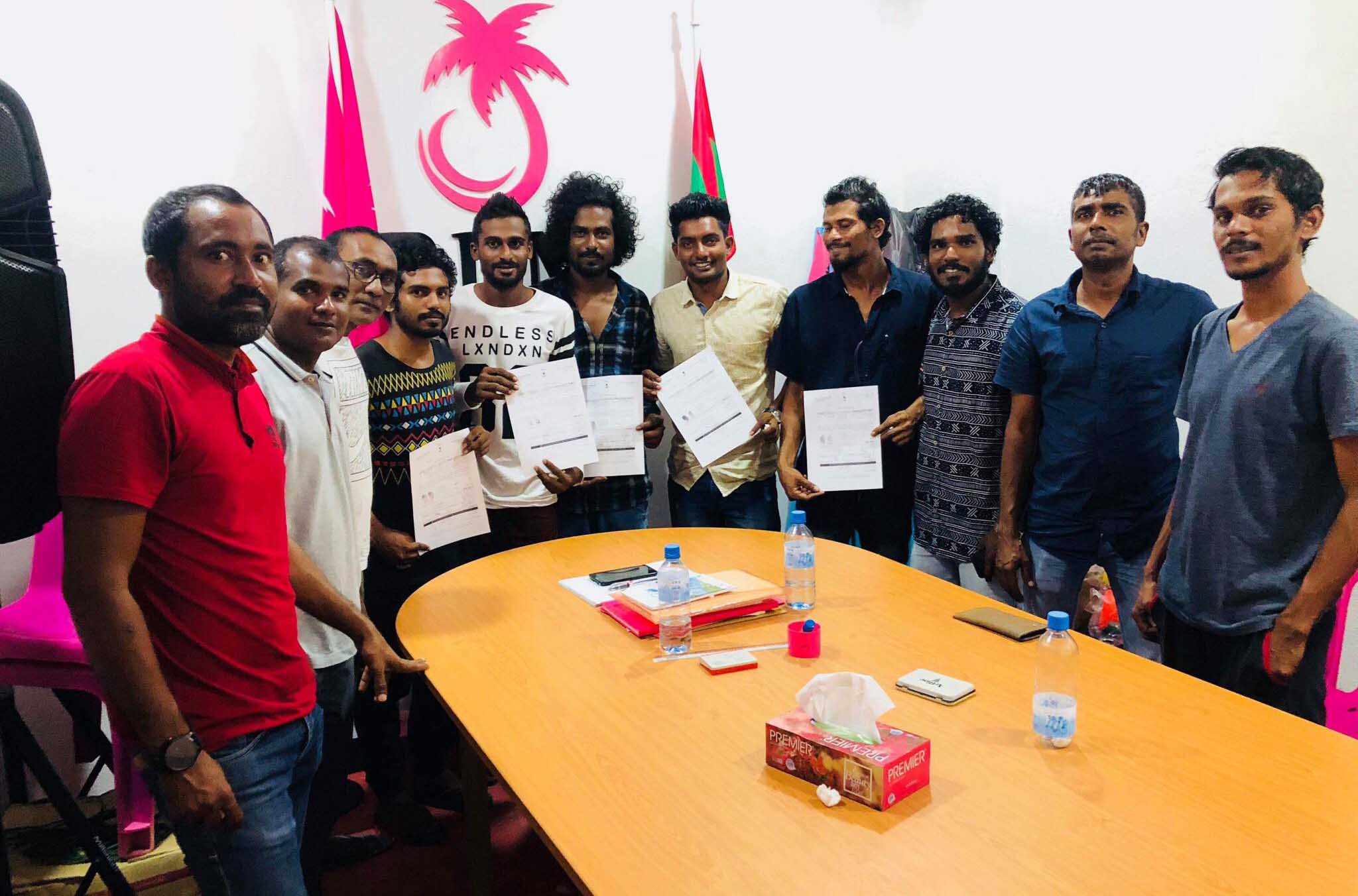 ކަމަދޫ ޒުވާނުންތަކެއް އެމްޑީޕީން ވަކިވެ، ޕީޕީއެމަށް ސޮއިކޮށްފި