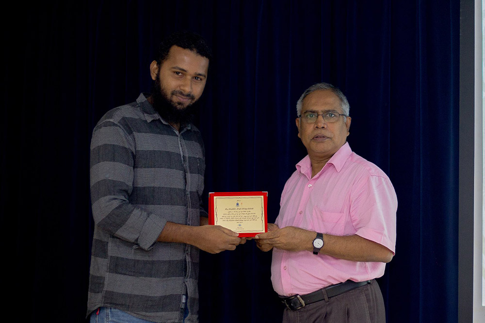 އެމްއެންޔޫއެސްޔޫ ގެ ޝަރަފުވެރިކަމުގެ އިނާމު އަބްސީ އަށް