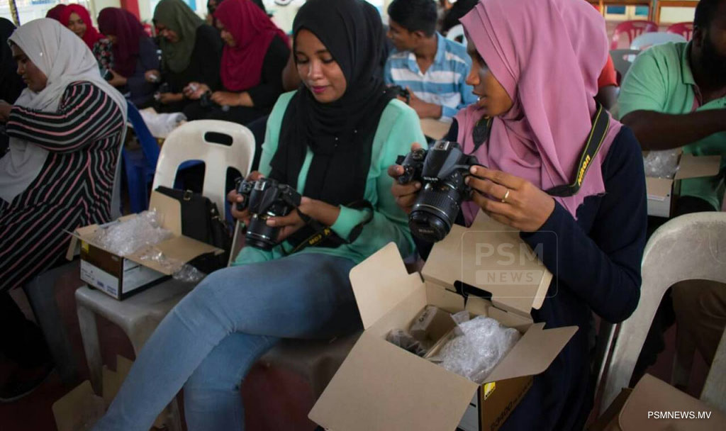 ދަރަވަންދޫން 60 ފޮޓޯގްރަފަރުން ތަމްރީން ކުރަނީ