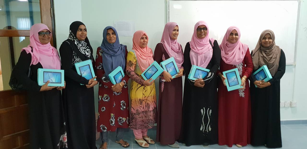 ބ. އަތޮޅު ސްކޫލުތަކުގެ ޓީޗަރުންނަށް ޓެބްލެޓް ހަވާލުކުރަން ފަށައިފި