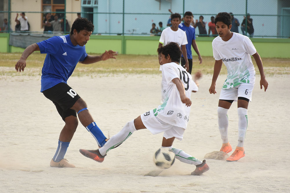 އަމިއްލަ ފުށި އަތުން ދުސިތް އަށް މޮޅެއް