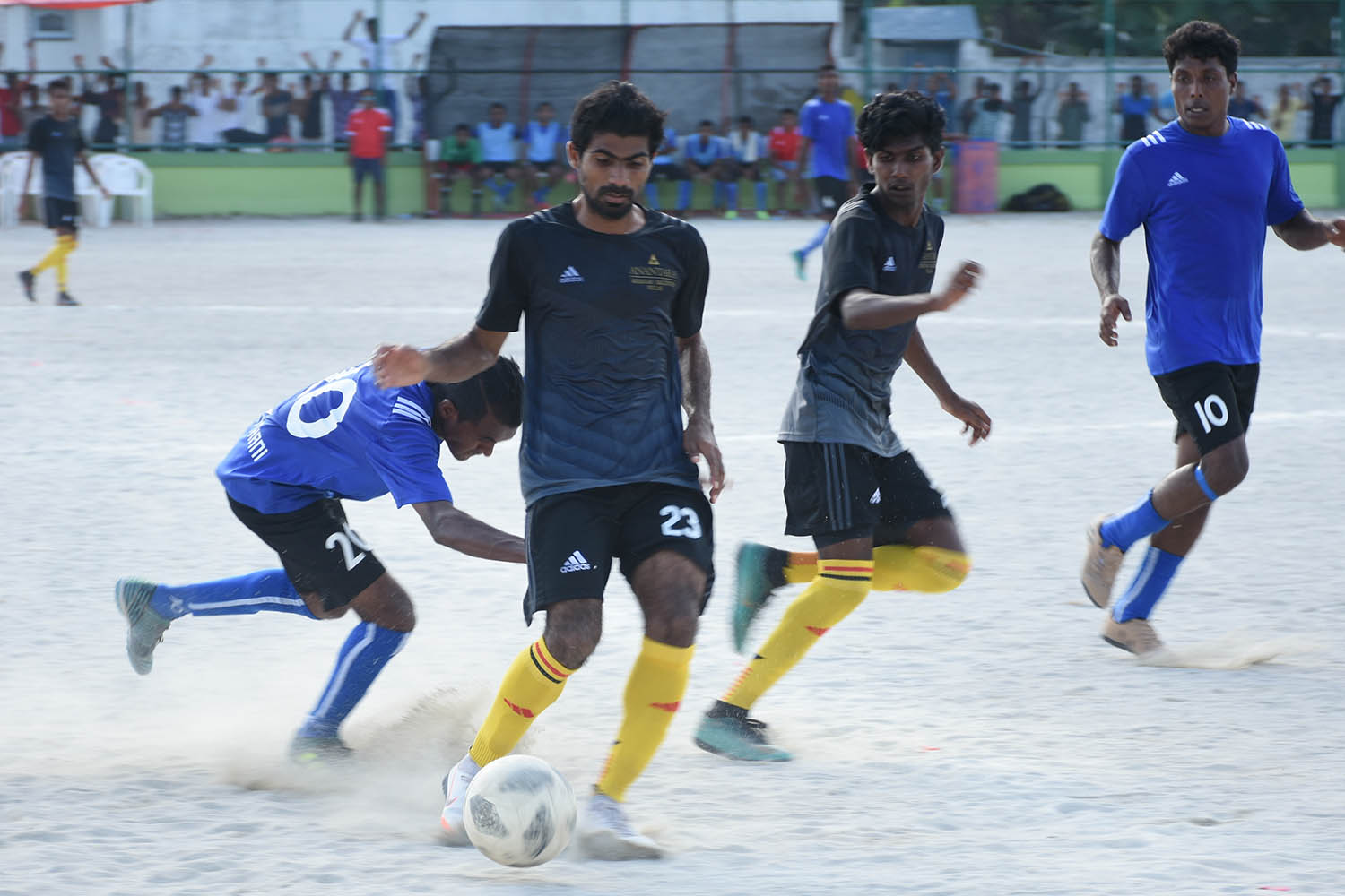 ޕެނަލްޓީ ޖަހައިގެން ދުސިތު ބަލިކޮށް އަނަންތަރާ ފައިނަލަށް