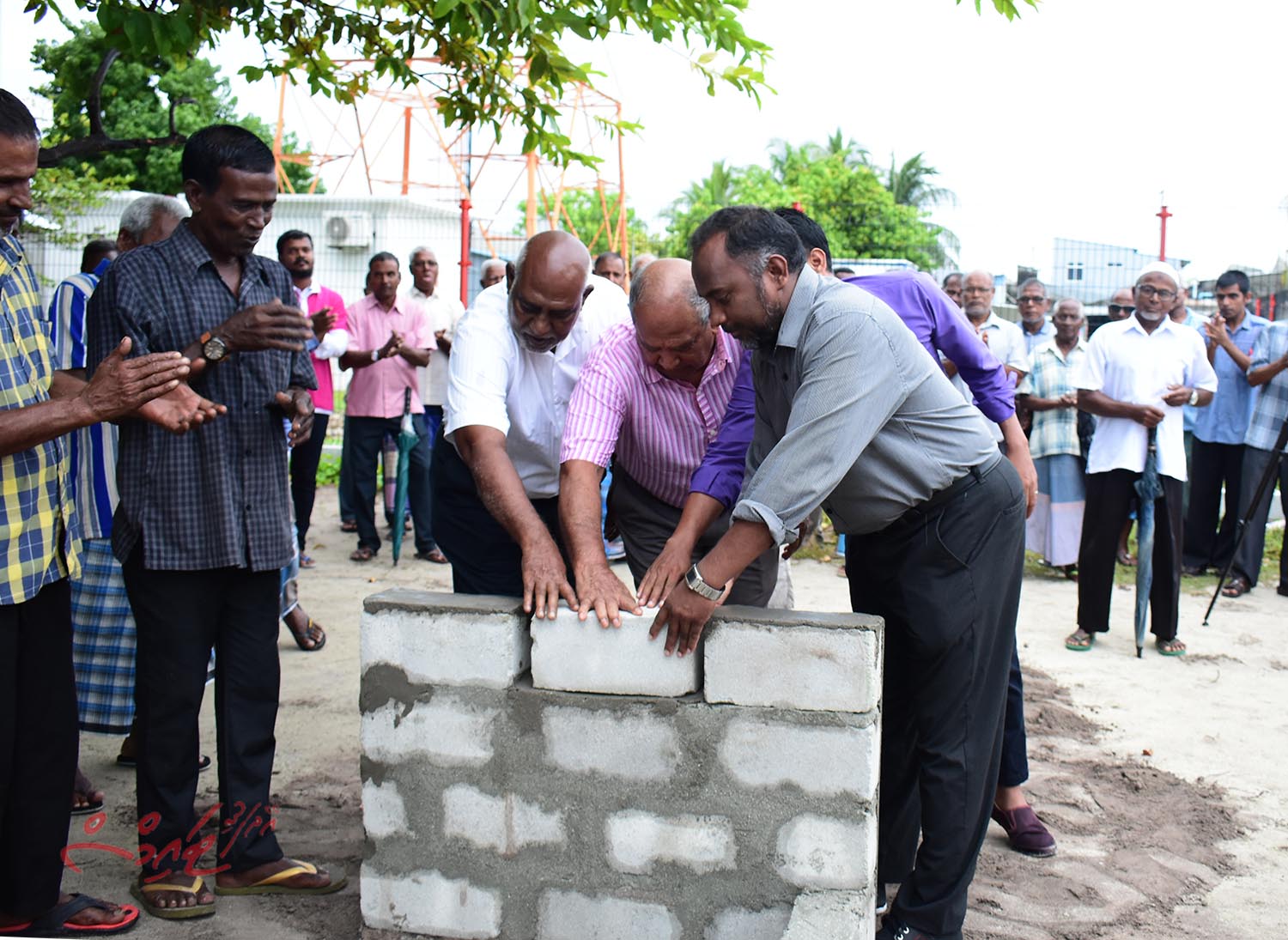 އޭދަފުށީގައި އަލަށް ހަދާ މިސްކިތުގެ ބިންގާ އަޅައިފި