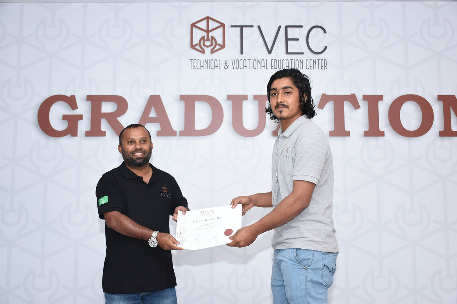 ފޮޓޯ: ޓިވެކްގެ ފުރަތަމަ ބެޗުގެ ގްރެޖުއޭޝަން