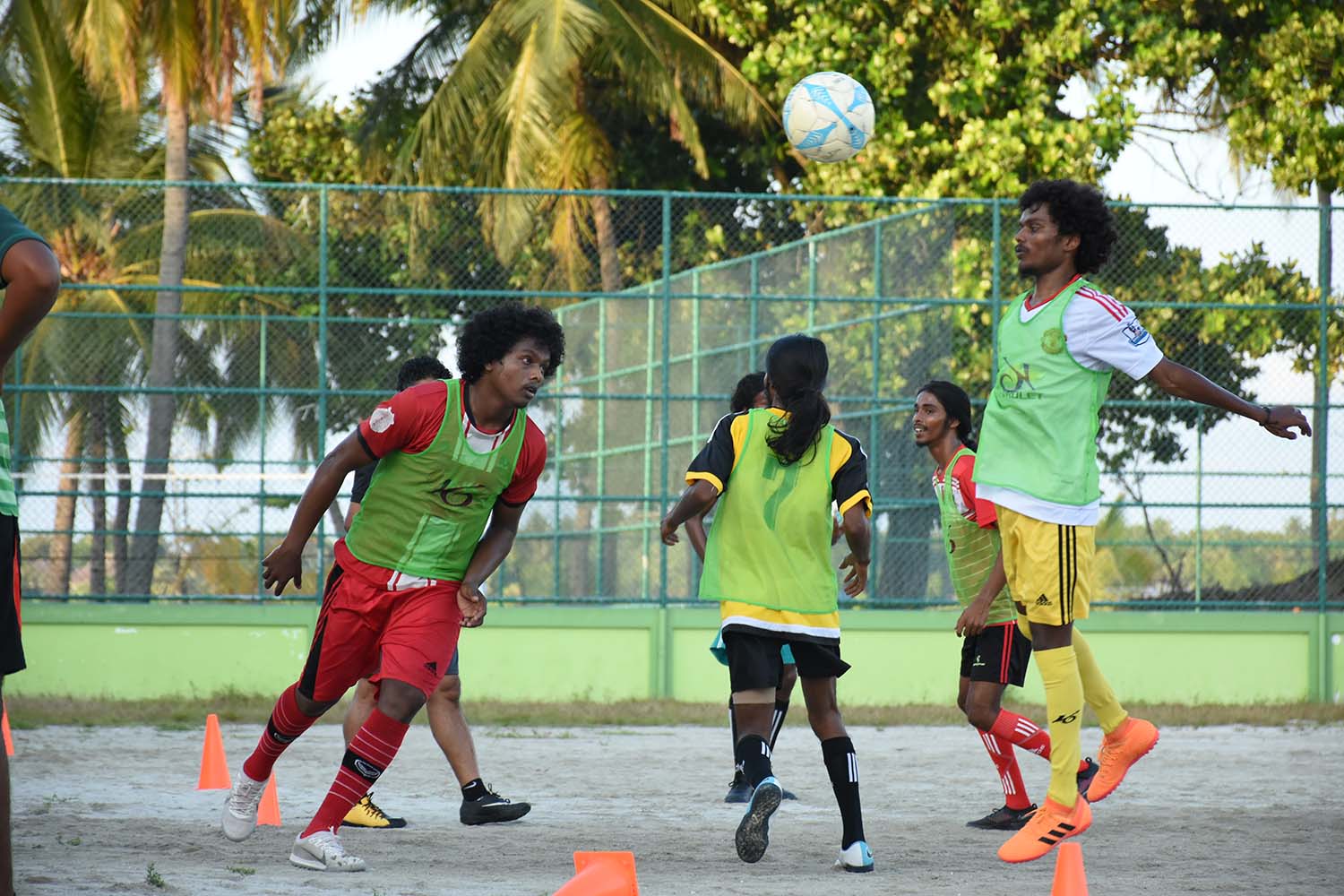 އޭދަފުށީގައި ގާއިމުކުރާ ފުޓްބޯޅަ ޑިވެލޮޕްމަންޓް އޮފީހަށް ކޯޗުން ހޯދަނީ