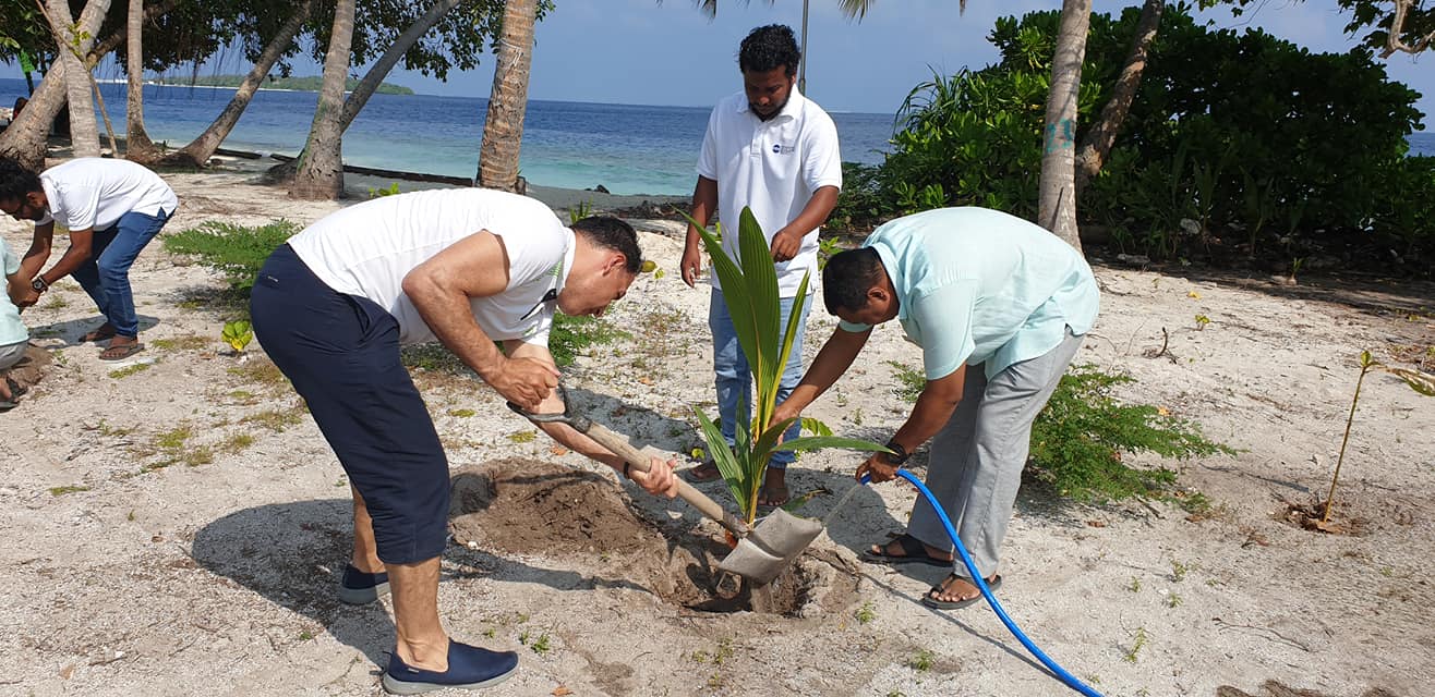 ގަހެއް ހަދިޔާ ކޮށްގެން ރިސޯޓް ދަތުރެއް ލިބޭ ހަރަކާތަށް ރަނގަޅު ތަރުހީބެއް