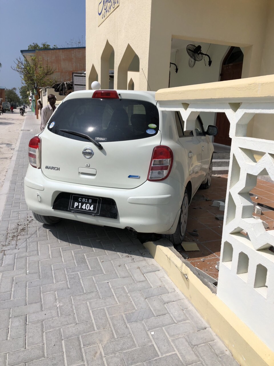 އޭދަފުށީގައި ކާރެއް ކޮންޓްރޯލް ނުވެގެން ގޮސް މިސްކިތެއް ތެރެއަށް ވަދެއްޖެ