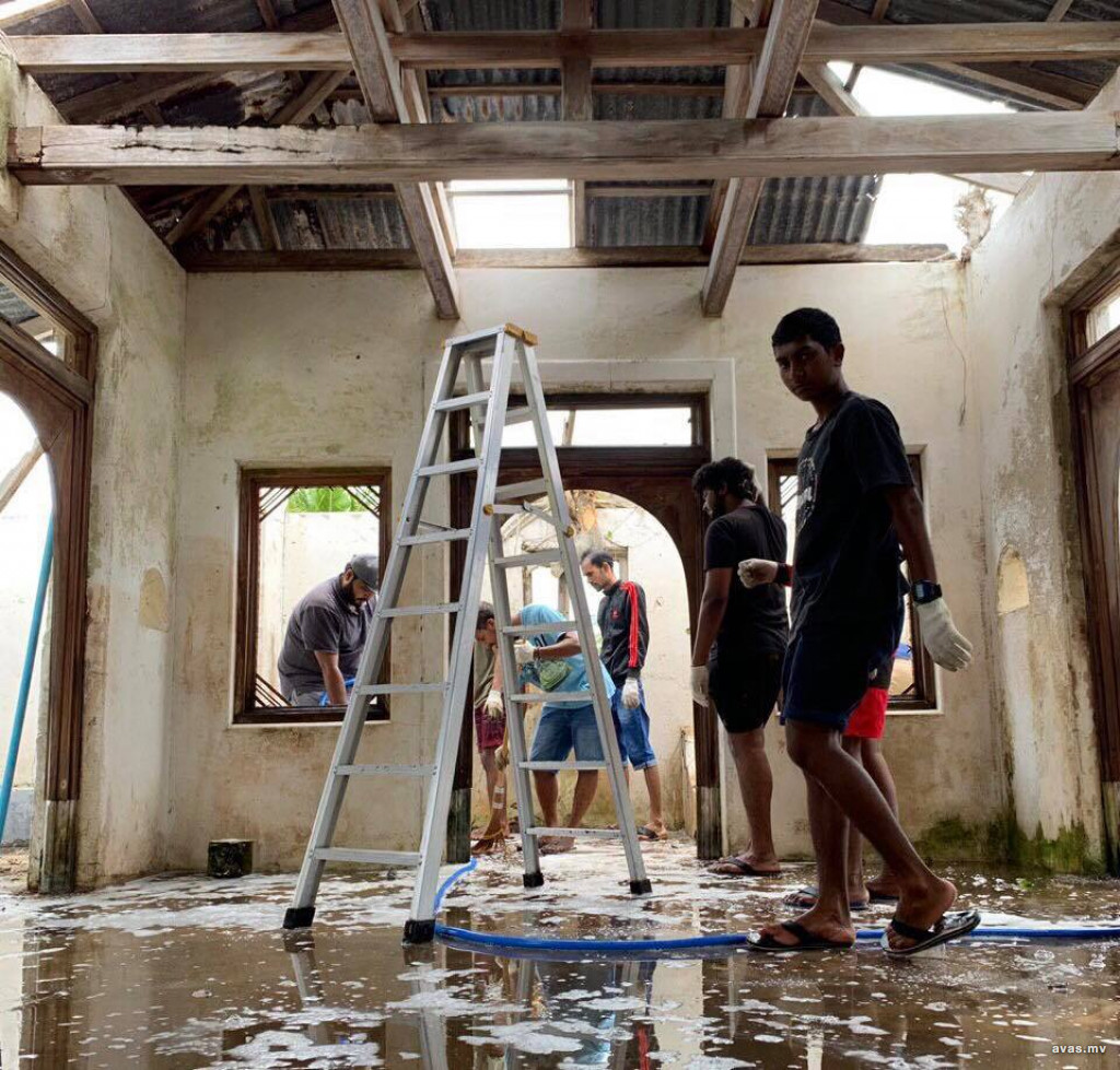 ޒުވާނުން ނުކުމެ ކުޑަރިކިލު އާސާރީ މިސްކިތް ސާފުކޮށްފި