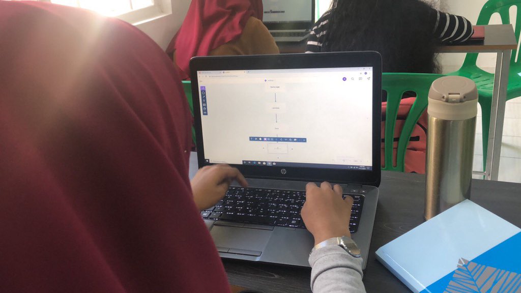 އަންހެނުންނަށް ކޯޑުކުރަން ދަސްކޮށްދޭ ވޯކްޝޮޕެއް ދިރާގުން ބާއްވަނީ