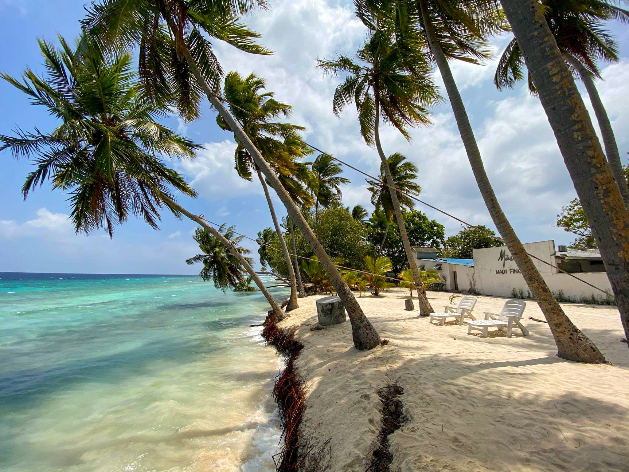 މާޅޮހު ބީޗުން ބޮޑުބައެއް ގިރައި، ރައްޔިތުން ބިރުވެރިކަމެއްގެ ތެރޭގައި!