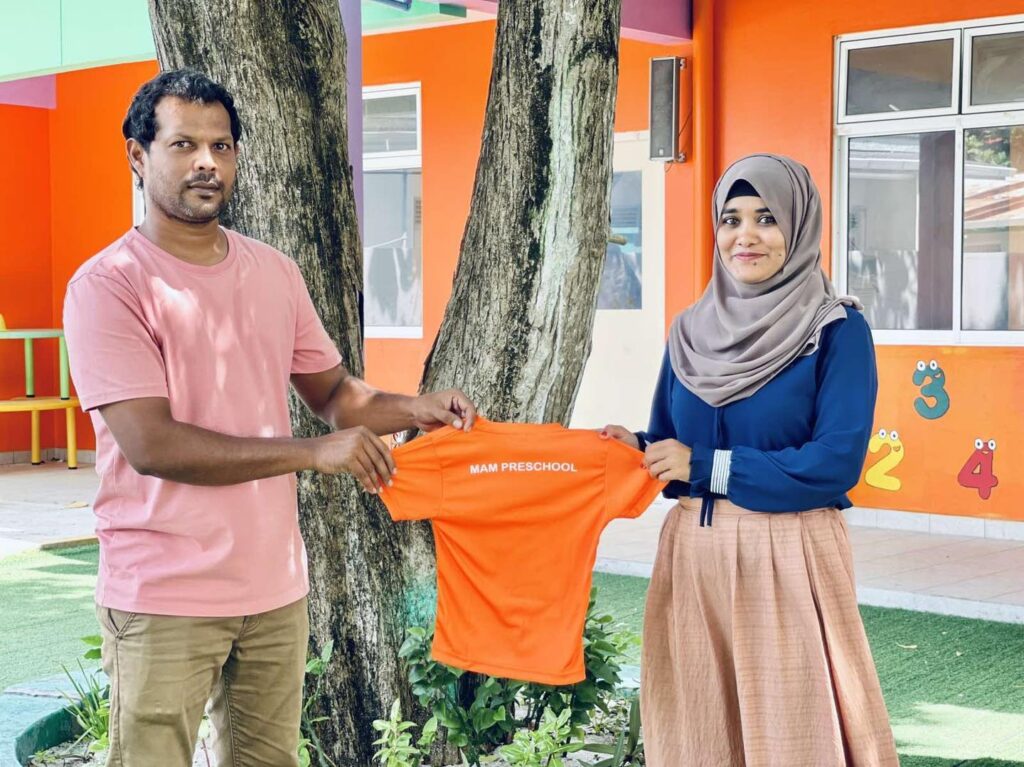 އެމްއޭއެމް ޕްރީސްކޫލްދަރިވަރުންނަށް އެކްޓިވިޓީ ޔުނިފޯމް ހަވާލު ކުރުން- ފޮޓޯ/ކްލަބް ކޮމްބިނޭޝަން