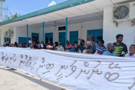 ކަނޑުމަތީ މުޒާހަރާކުރަން ދޮންފަނު ފަރުގައި ޑައިވްކުރުން މަނާކޮށްފި