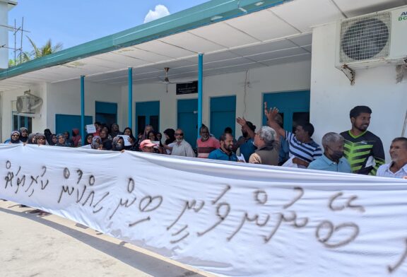 ކަނޑުމަތީ މުޒާހަރާކުރަން ދޮންފަނު ފަރުގައި ޑައިވްކުރުން މަނާކޮށްފި