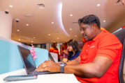 އުރީދޫ ކަސްޓަމަރ ޑޭ: ސޯޝަލް މީޑިއާގައި ކަސްޓަމަރުންނަށް ޖަވާބުދިނީ ސީސީއޯ ހުސައިން ނިޔާޒު