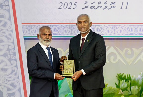 އަބްދުއްރައްޒާގަށް ދައުލަތަށް ދިގު މުއްދަތަށް ހިދުމަތް ކުރުމުގެ އިނާމު